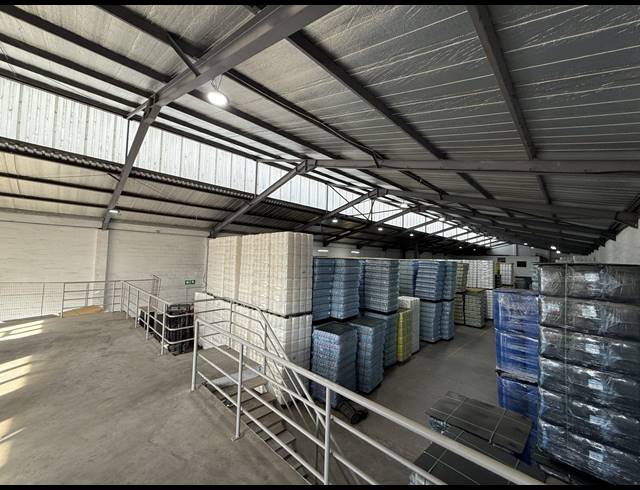 2,330M² WAREHOUSE TO LET IN RETREAT